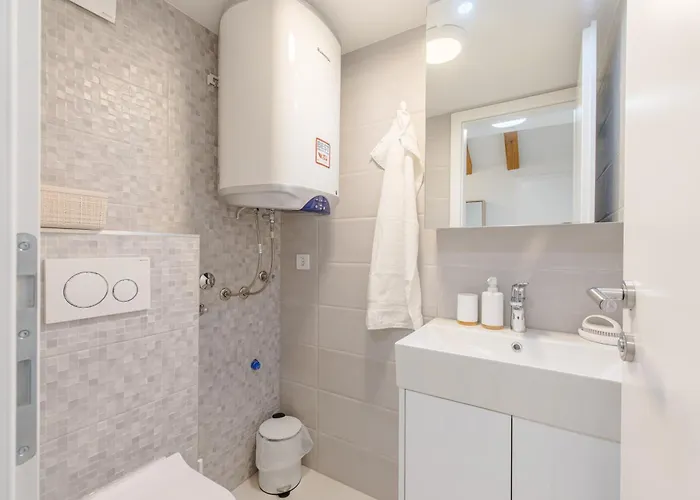 Angela Apartment Split